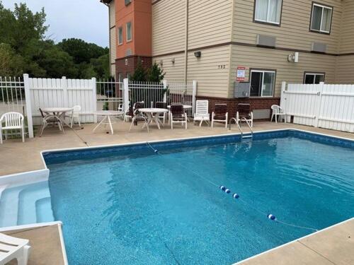 Holiday Inn Express - Wichita North - Park City By Ihg Экстерьер фото