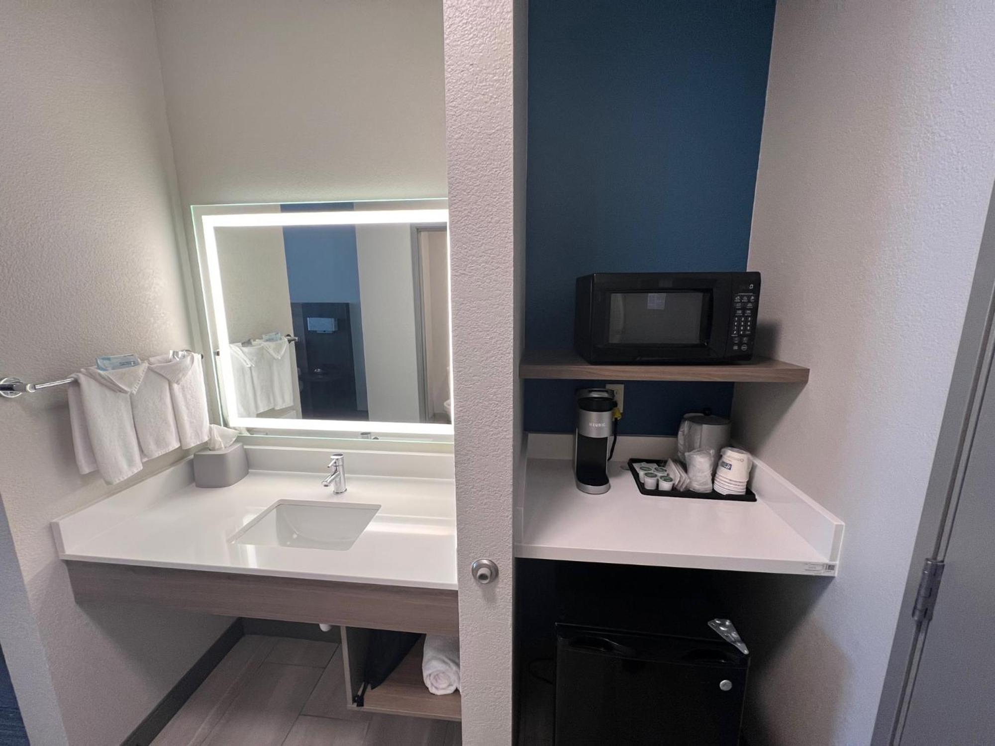 Holiday Inn Express - Wichita North - Park City By Ihg Экстерьер фото